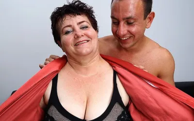 Horny mature BBW getting seduced in the shower - Mature.nl