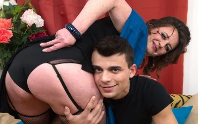 Horny Mature Slut Fucking Her Toy Boy - Mature.nl