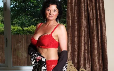 Horny Mature Slut Masturbating - Mature.nl