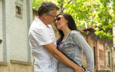 Hot Babe Having Fun with a Dirty Old Men - Mature.nl