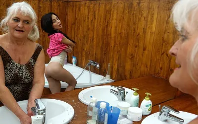 Hot Babe Seducing a Naughty Mature Lesbian in the Bathroom - Mature.nl