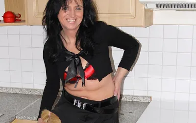 Hot Blonde Teen Doing a Kinky MILF - Mature.nl