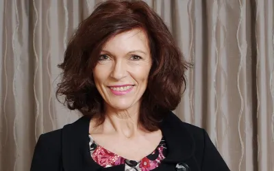 Hot British Cougar Sets Her Pussy on Fire - Mature.nl