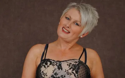 Hot British MILF Works Her Pussy Hard - Mature.nl