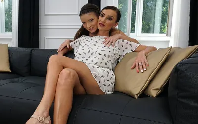 Hot MILF Doing a Naughty Lesbian Teeny Babe - Mature.nl