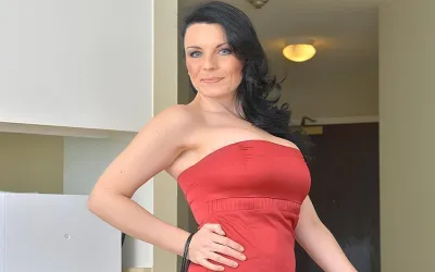 Hot Mom Playing with Her Wet Pussy - Mature.nl