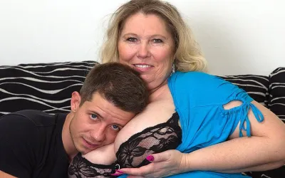 Huge Breasted BBW Fucking and Sucking Her Boyfriend - Mature.nl