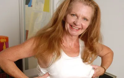 Kinky American Housewife Goes Wet - Mature.nl