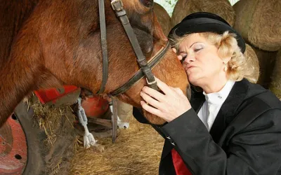 Kinky Mama Playing with Herself in a Barn - Mature.nl