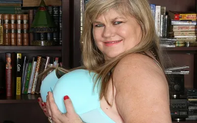 Mature American BBW Playing with Herself - Mature.nl