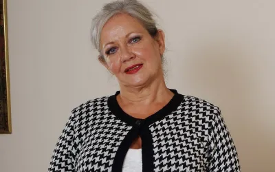 Mature British Housewife Shows She Still Got What It Takes - Mature.nl