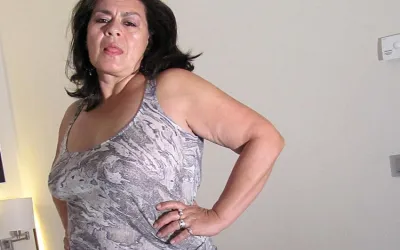 Mature Karen Loves to Get Herself Wet - Mature.nl