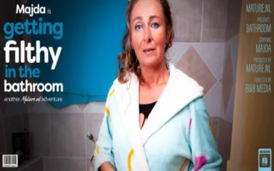 Mature Majda is getting nasty in the bathroom