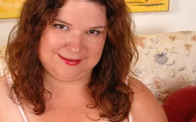 Mature Shy Loves to Play with Her Toy - Mature.nl