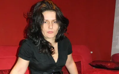 Mature Slut Masturbating on the Couch - Mature.nl