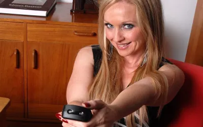 MILF Named Madonna Gets Naked and Wild - Mature.nl