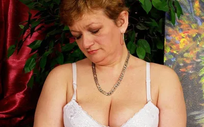 Mommy Loves Playing with Her Pussy - Mature.nl