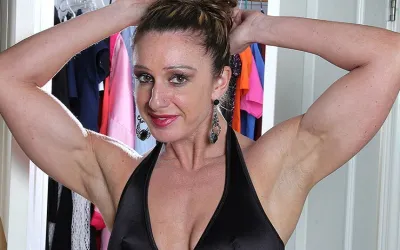 Muscled American Housewife Playing with Her Very Big Clit - Mature.nl