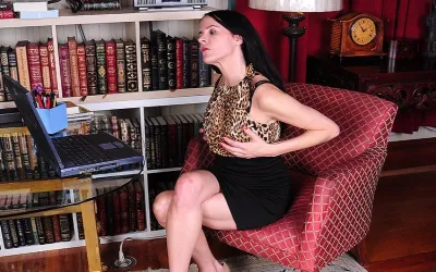 Naughty American Housewife Getting Wet behind Her Laptop - Mature.nl