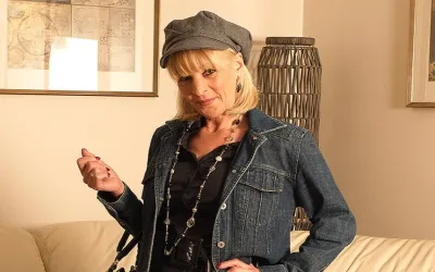 Naughty Blonde British Housewife Getting Wet - Mature.nl