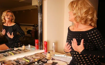 Naughty Blonde MILF Playing on Her Couch with Her Wet Pussy - Mature.nl