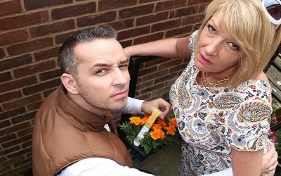 Naughty British Housewife Fucking and Sucking - Mature.nl