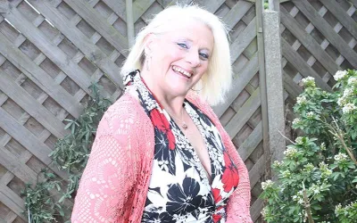 Naughty British Housewife Playing in the Garden - Mature.nl