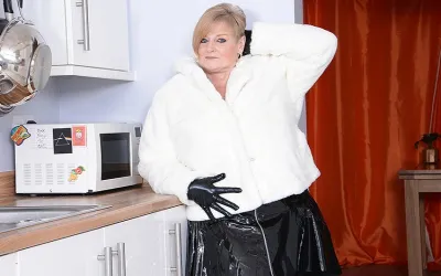 Naughty British Mature BBW Showing off Her Big Tits - Mature.nl