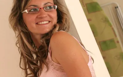 Naughty Housewife Getting Her Pussy Wet - Mature.nl