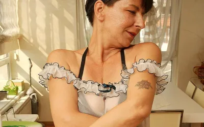 Naughty Housewife Getting Hot during Her Work - Mature.nl