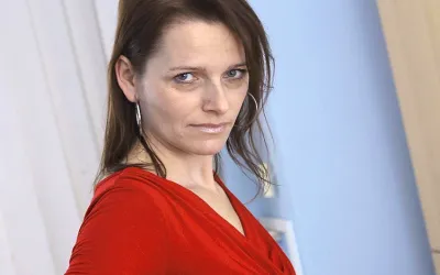 Naughty Housewife Masturbating on the Couch - Mature.nl