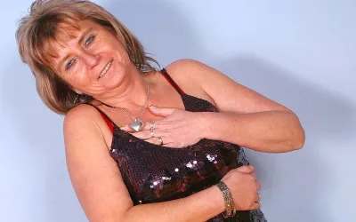 Naughty Housewife Playing with Her Dildo and Pussypump - Mature.nl