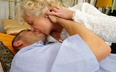 Naughty Mature Lady Fucking and Sucking Hard - Mature.nl