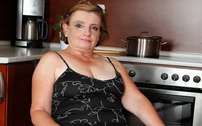 Naughty Mature Lady Playing in the Kitchen - Mature.nl