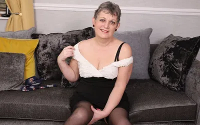 Naughty Mature Lady Playing with Her Pussy - Mature.nl