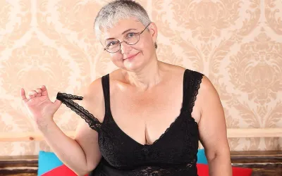 Naughty Mature Slut Teasing Herself with Her Toy - Mature.nl