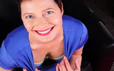 Naughty Shaved American Mom Playing with Herself - Mature.nl