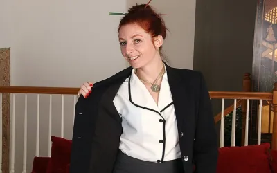 Red Hairy American Housewife Playing with Her Muff - Mature.nl