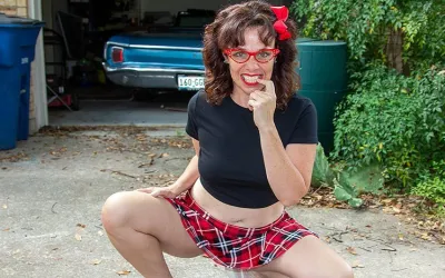 Sexy American Housewife Gets Naked and Sticks a Toy up Her Wet Pussy