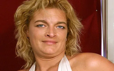 Shaved Housewife Playing with Her Snatch - Mature.nl