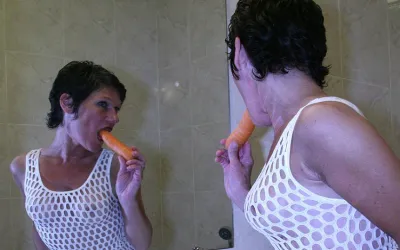 Squirting Mature Slut Gets off - Mature.nl