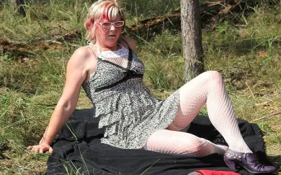 Squirting Mature Slut Masturbating in the Woods - Mature.nl