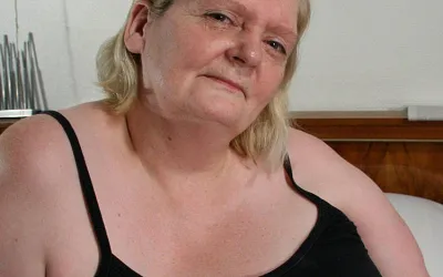 This Big Mama Gets Her Face Covered in Cum - Mature.nl