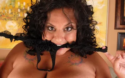 This Big Mama Loves to Get Herself Arroused - Mature.nl