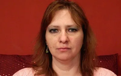 This Big Mama Loves to Get Wet on Her Couch - Mature.nl