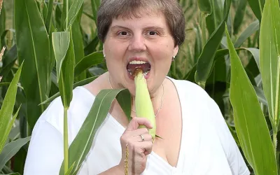 This Big Mama Loves to Play in a Cornfield - Mature.nl