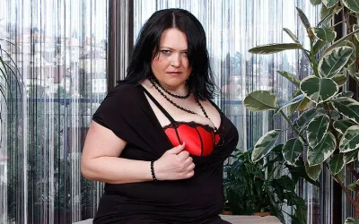 This Big Mama Loves to Play with Her Wet Pussy - Mature.nl