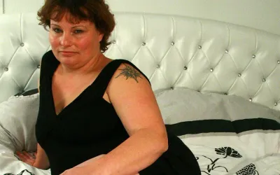 This Big Mama Sure Knows How to Please Herself - Mature.nl