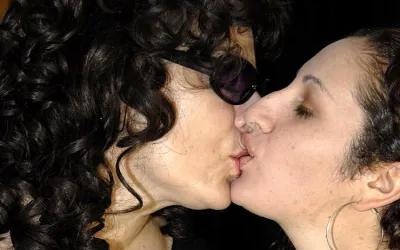 This Horny Teen Is in the Mood for a Big Mature Lesbian - Mature.nl