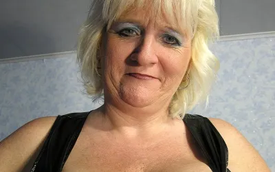 This Hot Mature Mama Gets Dripping Wet from Her Toy - Mature.nl